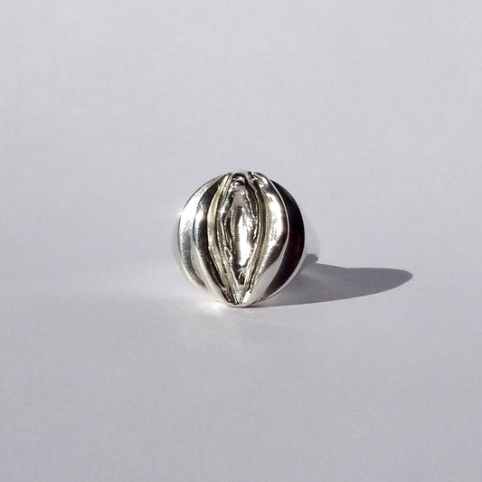 Vulva ring silver